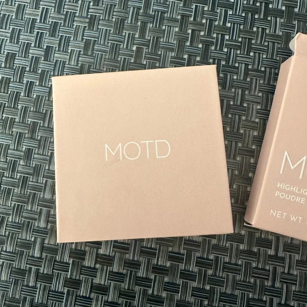 Highlighting Powder in Morning Sun MOTD Cosmetics